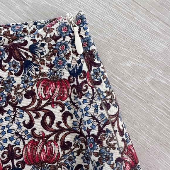 Zara Basic Multicolor Floral Shorts – Size XS - Picture 4 of 7